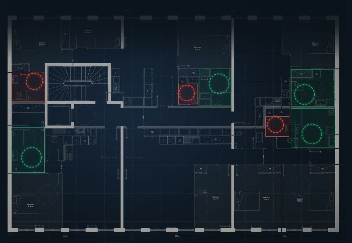Plan de logement annoté par ConformIA : sept pièces vérifiées, chacune portant son cercle de rotation et son verdict — quatre conformes, trois non conformes.
